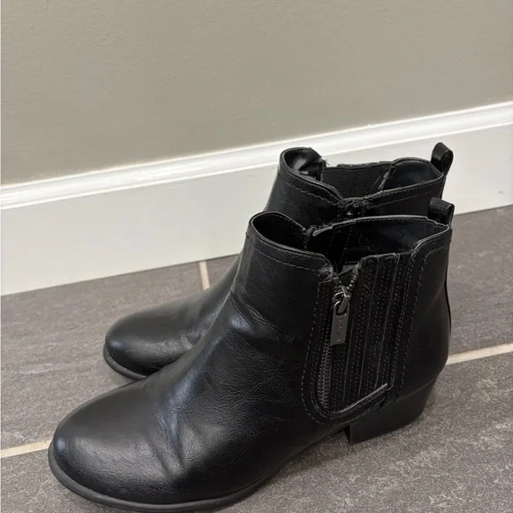 Unisa Black Leather Ankle Booties - Picture 2 of 3